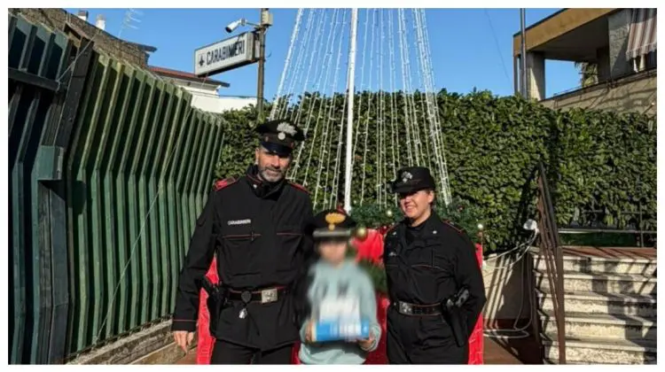 Poveste emoționantă de Crăciun: un băiat de 11 ani vinde cărți pentru a-i cumpăra cadou surorii după moartea mamei sale