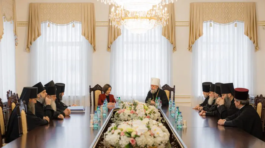 Maia Sandu a discutat cu preoții din Mitropolia Moldovei, în frunte cu Vladimir. La aceeași masă, și episcopul Marchel