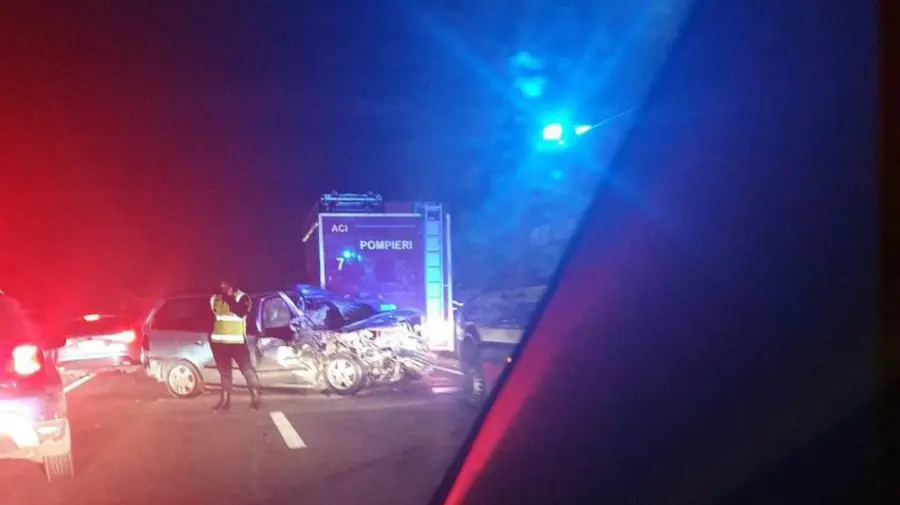 VIDEO Accident violent în raionul Comrat: Două mașini s-au lovit cu un tractor. Sunt victime