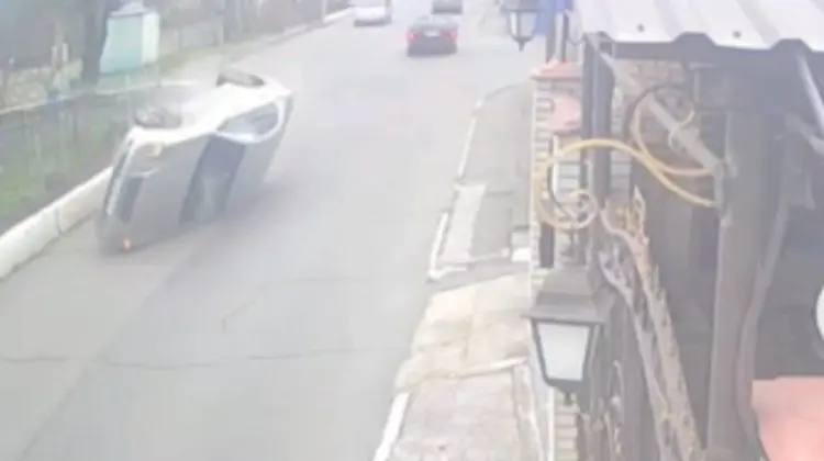 VIDEO Un șofer s-a răsturnat cu Mercedesul după ce a lovit bordura: În mașină se afla un copil