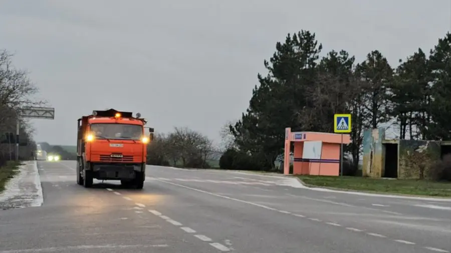 Drumarii, în acțiune! Tone de sare și materiale antiderapante, răspândite pe drumurile naționale