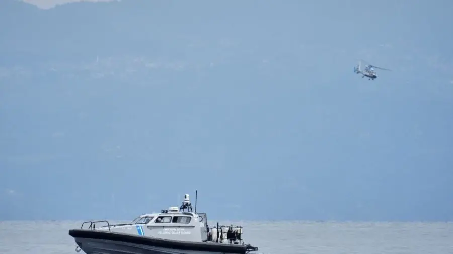 Barca în care se aflau două persoane s-a răsturnat în Marea Ionică. Un cetățean român, dat dispărut