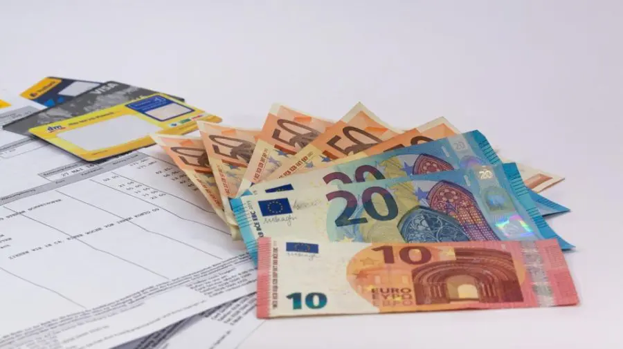 Curs valutar 24 decembrie 2025: Cât valorează un euro și un dolar