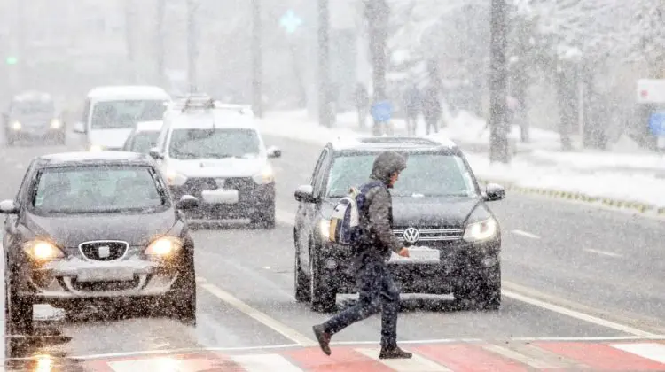 Recomandări pentru șoferi, pe timp de ninsoare: Circulați cu prudență, nu parcați sub copaci sau pe străzile principale