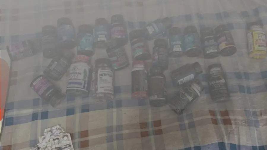 Peste 280 de pastile interzise, trimise prin poștă, ridicate într-un dosar de contrabandă. Un străin, reținut