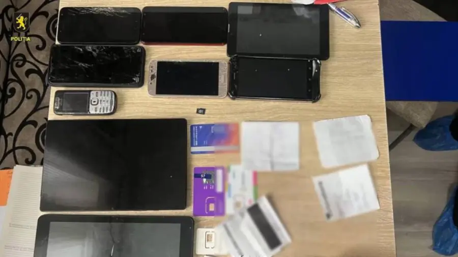 VIDEO Le-a fost dat peste cap ”afacerea”: Nouă deținuți, suspectați de escrocherii prin WhatsApp