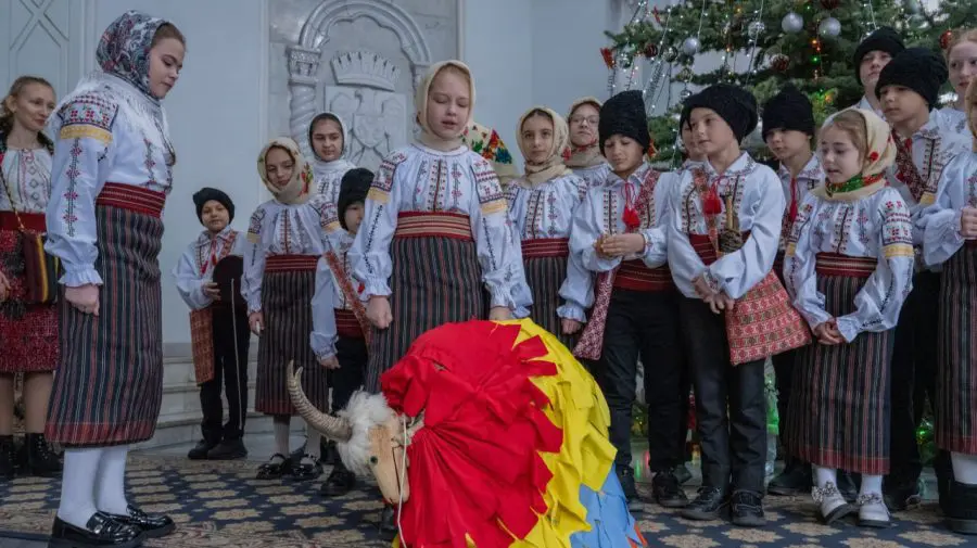 Să înceapă sărbătorile! Primele cete de colindători au ajuns la primăria capitalei