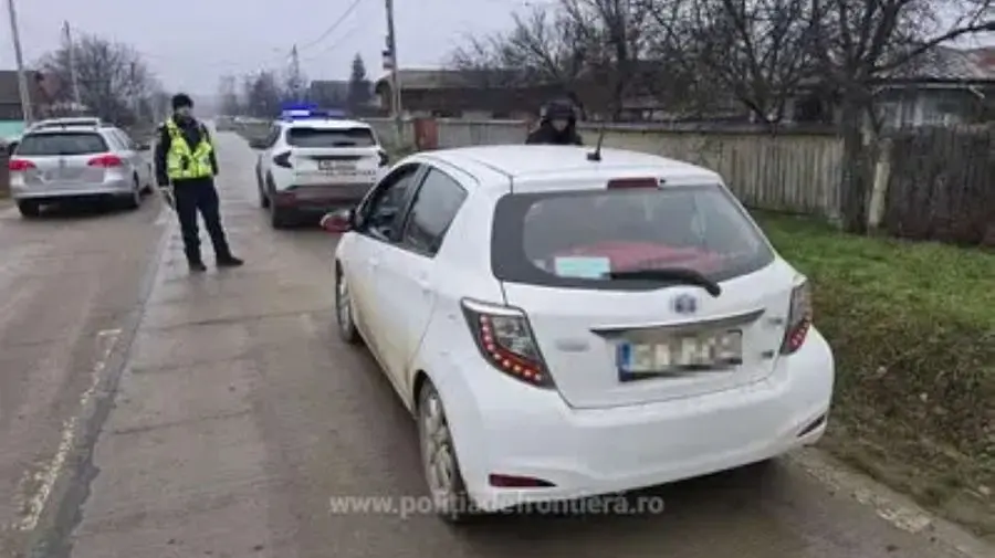 Un cetățean român, prins în flagrant pentru trafic de migranți. Patru cetățeni străini depistați în autoturismul său
