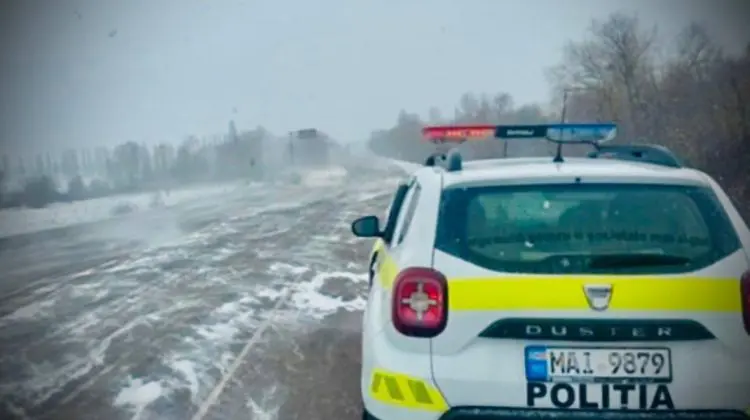 Șoferi, conduceți cu grijă! Pe mai multe sectoare de drum din țară este polei și ghețuș