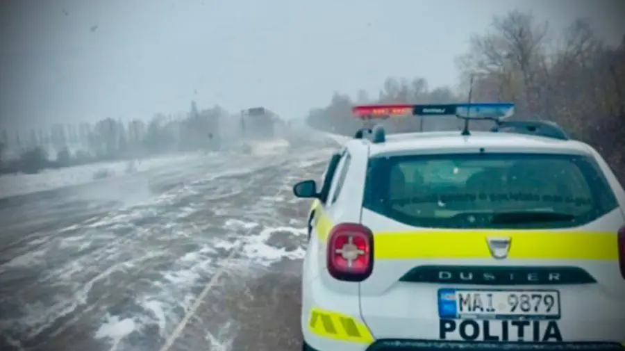 Șoferi, conduceți cu grijă! Pe mai multe sectoare de drum din țară este polei și ghețuș