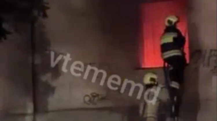 Flăcări într-o clădire din Chișinău. VIDEO cu pompierii care luptă cu focul