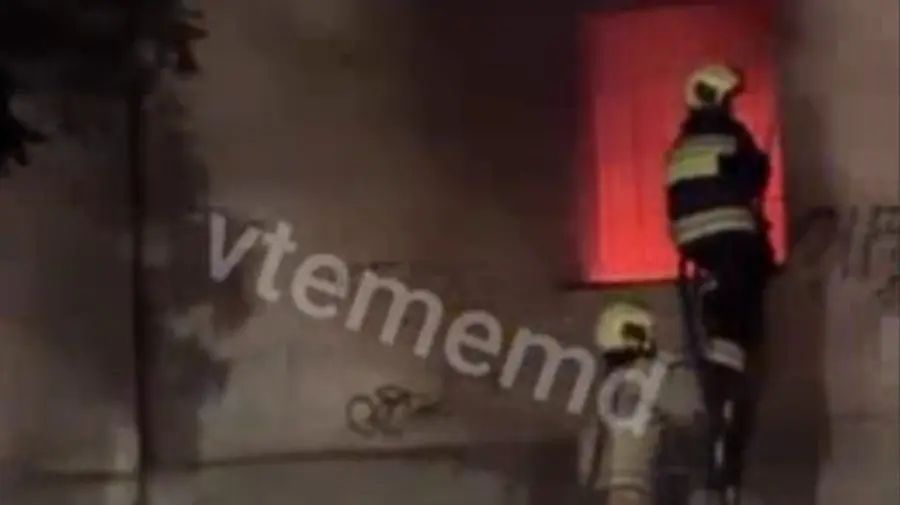 Flăcări într-o clădire din Chișinău. VIDEO cu pompierii care luptă cu focul