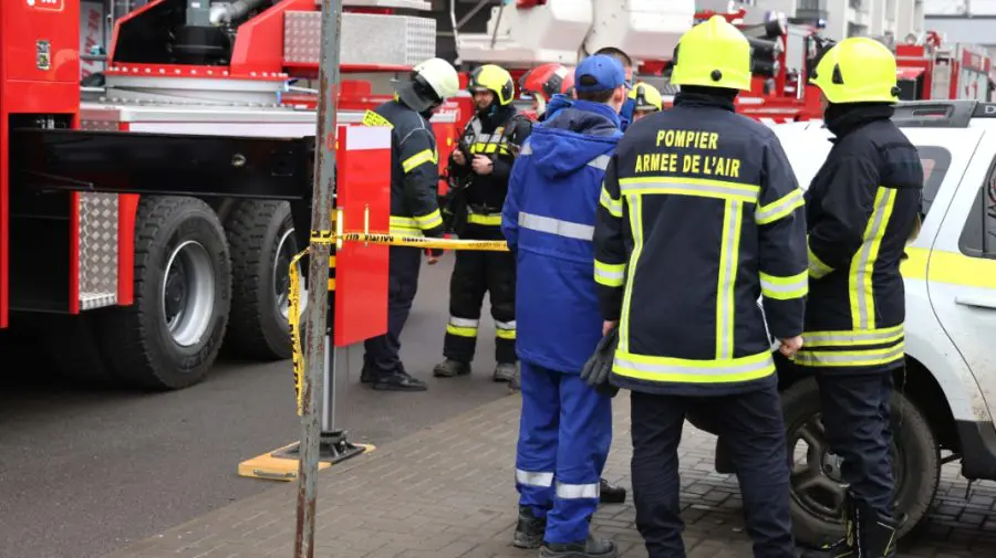 Incendiul de pe bulevardul Renașterii Naționale: Flăcările au distrus 50 m2 din acoperiș