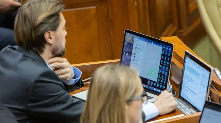 Petrecerea pusă la cale în timpul ședinței Parlamentului, pe chatul „Kenții”: Potîrniche vine cu explicații