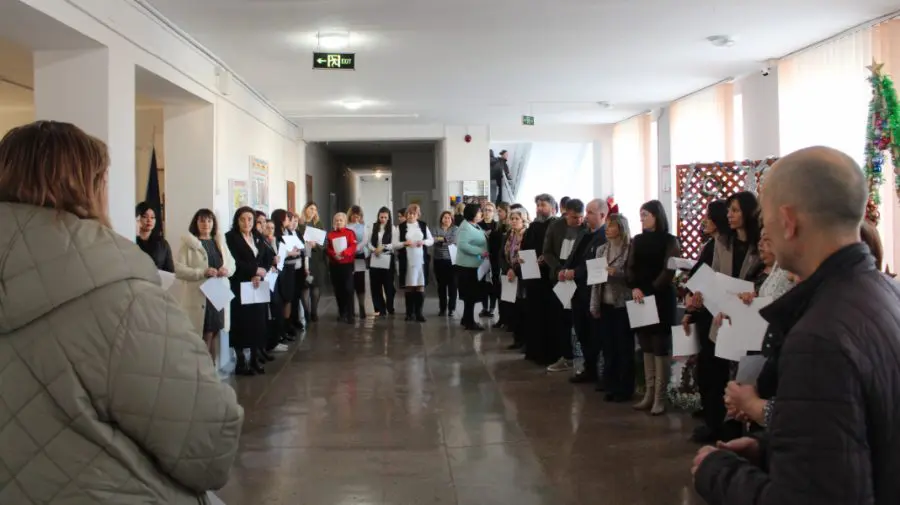 FOTO, VIDEO Profesorii din mai multe școli au organizat un flash-mob și au cerut „demnitate pentru educație”