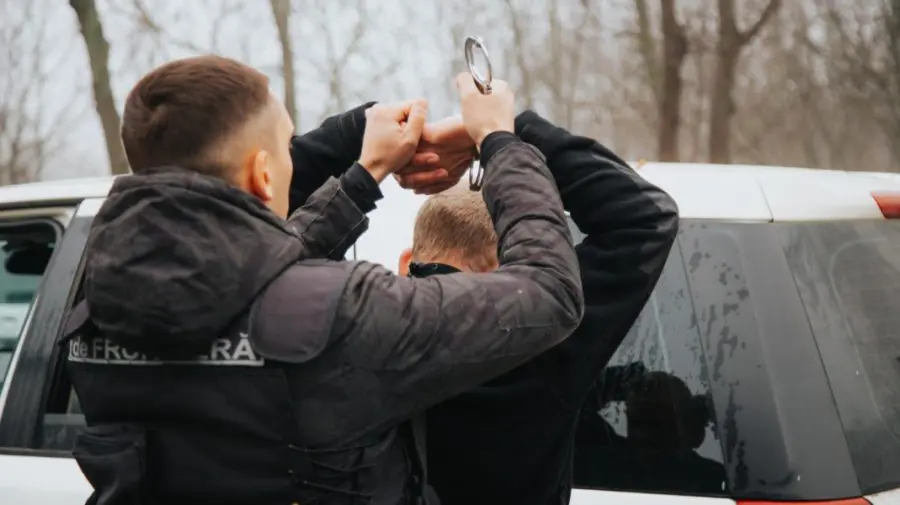 Doi traficanți de migranți, reținuți de polițiștii de frontieră: Un nepalez, victimă a grupării