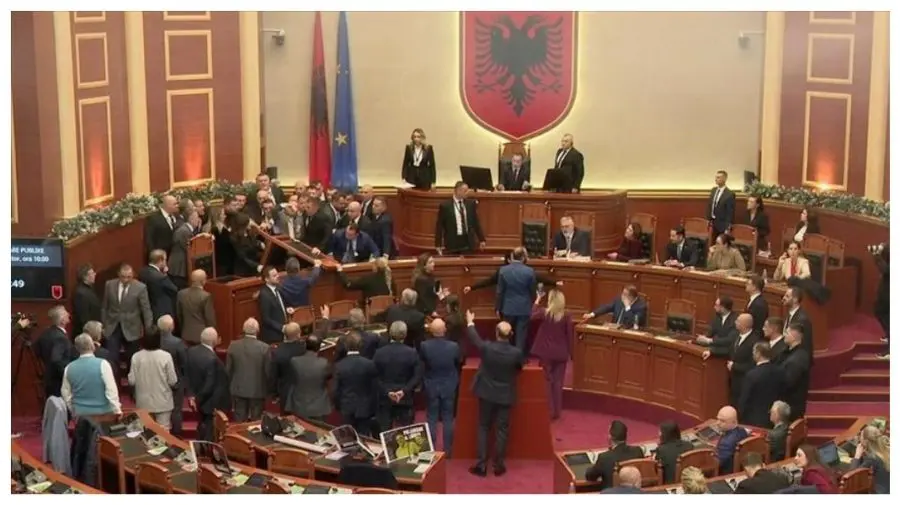 VIDEO Scene de haos în Parlamentul albanez. Deputații s-au luat la bătaie