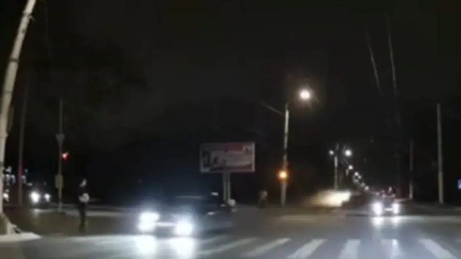 VIDEO Graba strică treaba! Un șofer a fost amendat după ce a fost la un pas să lovească un pieton