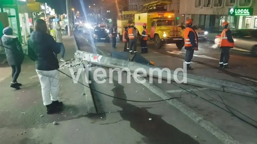 Incident la Telecentru: stâlp de troleibuz căzut pe șoseaua Hâncești