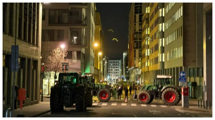 VIDEO Protest masiv al fermierilor la Bruxelles în timpul summitului UE