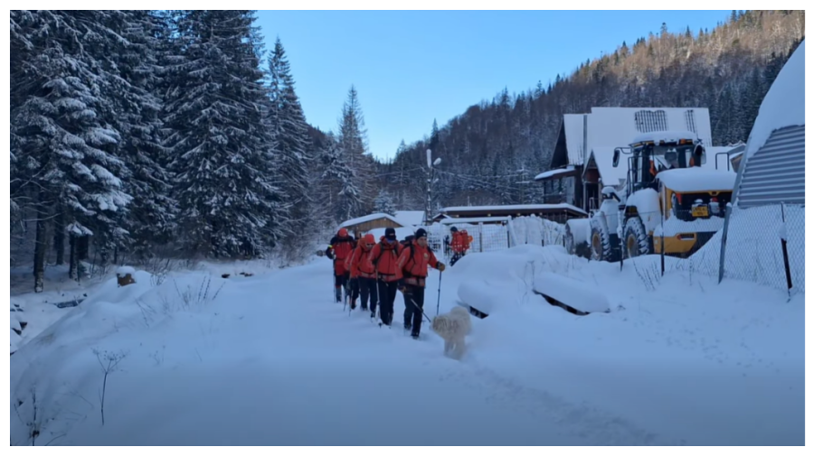 VIDEO Au apărut imagini de la operațiunea de salvare a turiștilor din Republica Moldova blocați în munți
