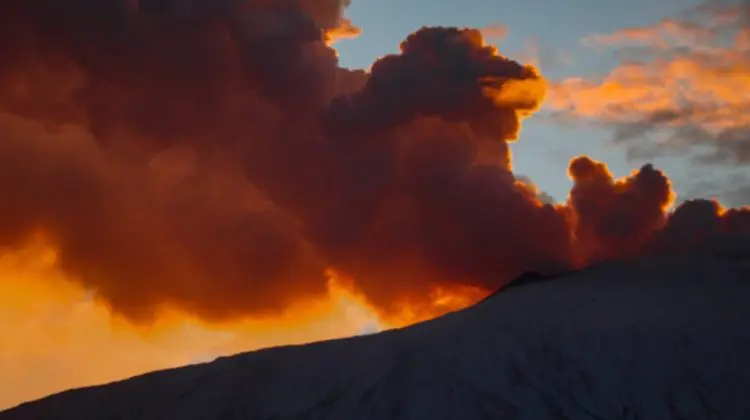 Vulcanul Etna dă din nou semne de activitate: Material incandescent și cenușă aruncată din crater