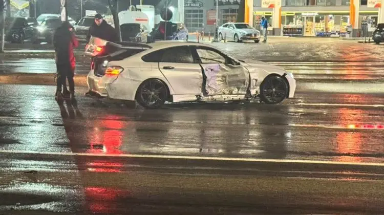 VIDEO Trei răniți după un accident între un BMW și o ambulanță în Capitală