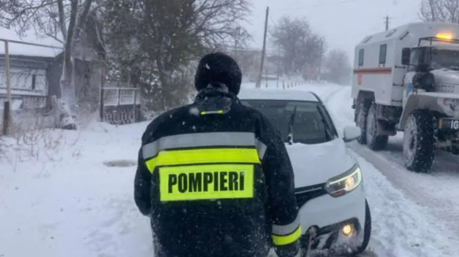 Ambulanțe și mașini, blocate pe drumuri din cauza ghețușului. Zeci de intervenții ale salvatorilor
