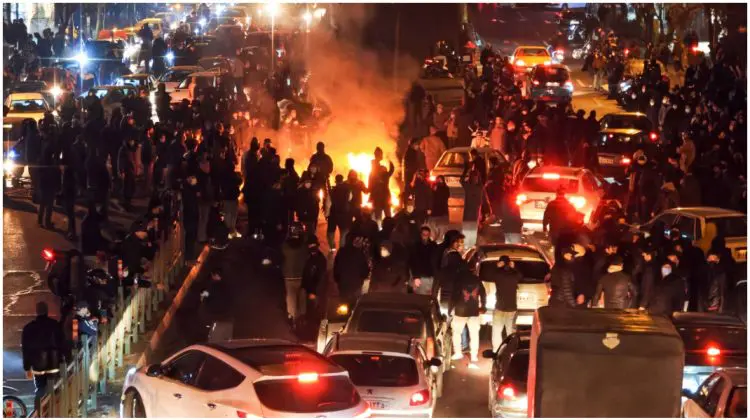 Peste 5.000 de victime în protestele din Iran. După două săptămâni, accesul la internet este reluat parțial