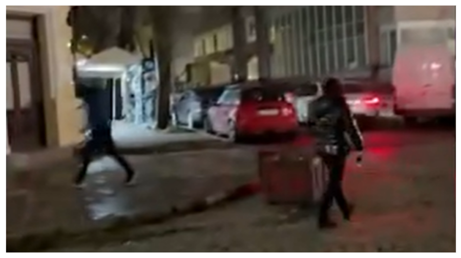 VIDEO Atacuri cu macete și spray lacrimogen la Brăila, surprinse în imagini video, făptașii fiind minori