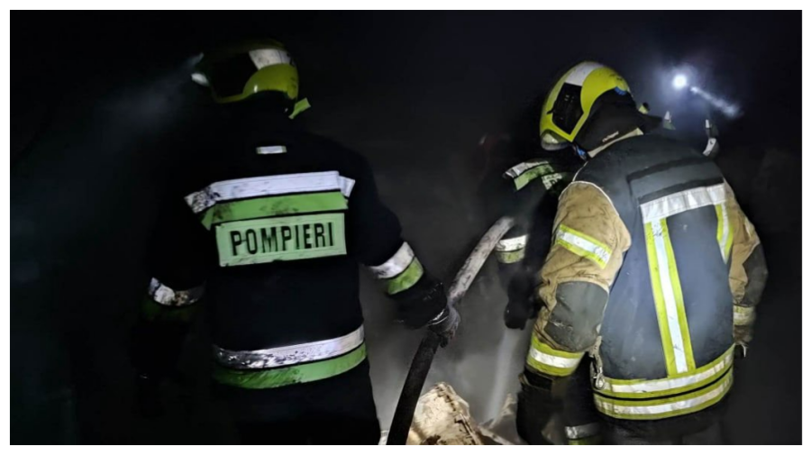 Incendiu într-un bloc din Chișinău: 32 de persoane evacuate din cauza fumului