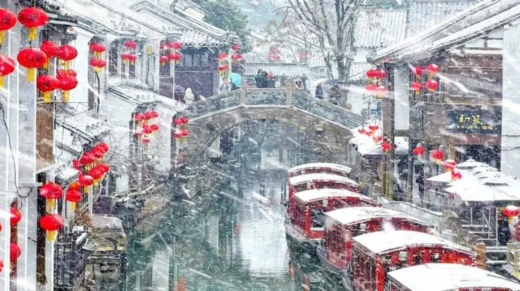 VIDEO Schimbare bruscă de vreme în sudul Chinei: De la 20 de grade la ninsori rare în Shanghai