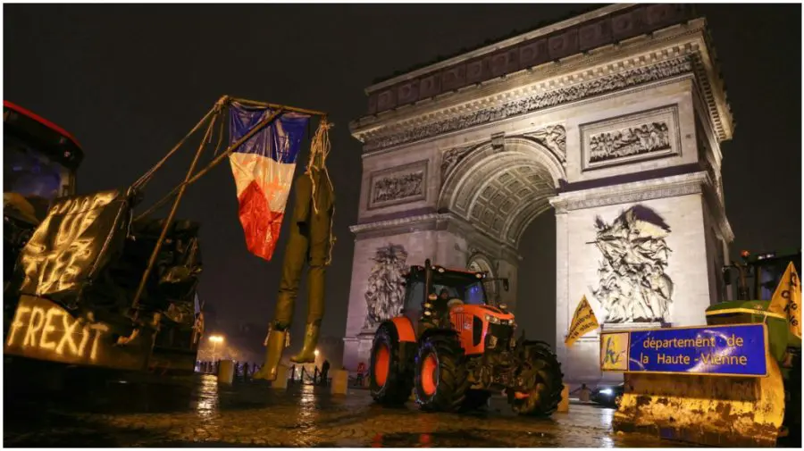 Proteste în Franța: Zeci de fermieri au ajuns cu tractoarele până la Turnul Eiffel