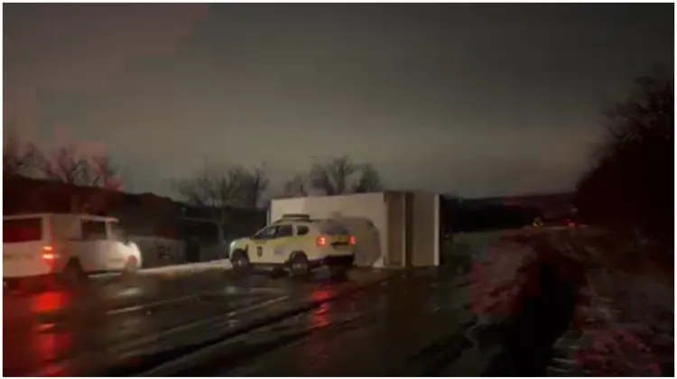 VIDEO Trafic blocat pe șoseaua Balcani. Evitați zona, un camion s-a răsturnat