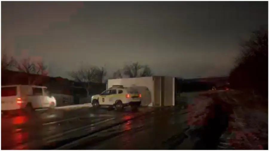 VIDEO Trafic blocat pe șoseaua Balcani. Evitați zona, un camion s-a răsturnat
