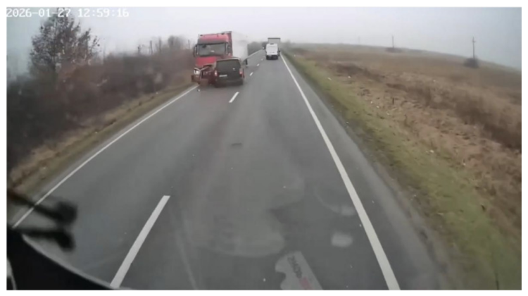 VIDEO Momentul în care un microbuz s-a spulberat într-un TIR la Timiș: șapte morți și trei răniți