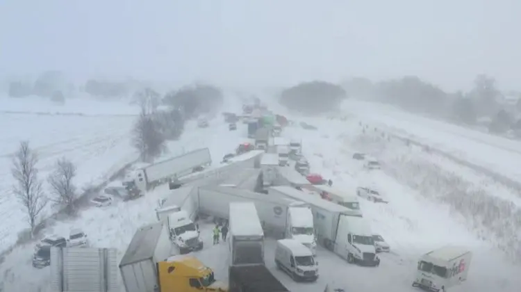 VIDEO SUA: Accident în lanț cu peste 100 de mașini pe o autostrada din Michigan din cauza zăpezii