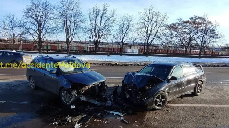Accident rutier în capitală: un pasager rănit, iar mașinile grav avariate