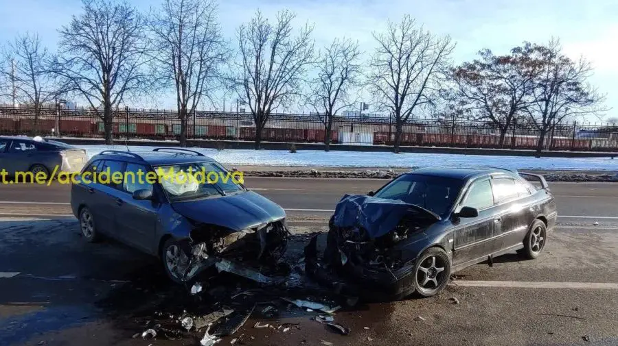 Accident rutier în capitală: un pasager rănit, iar mașinile grav avariate