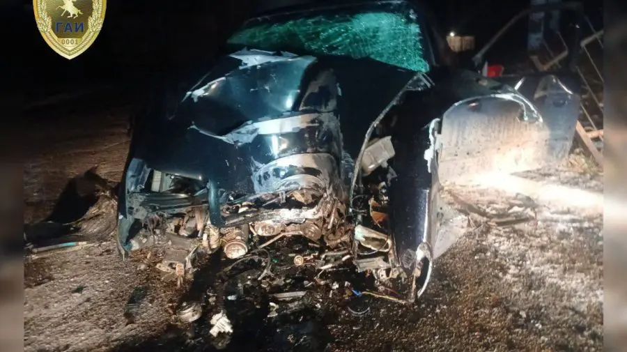 Accident grav la Bender: un șofer beat s-a izbit violent într-un stâlp și un gard metalic