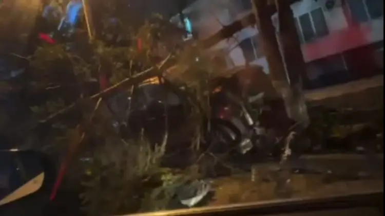 VIDEO Un șofer beat criță a ajuns cu mașina într-un copac, în Chișinău. Poliția l-a reținut
