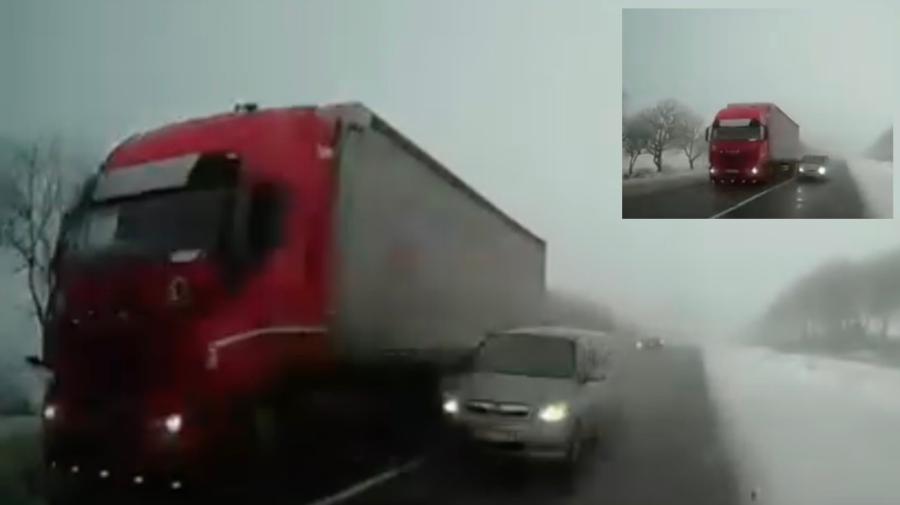 La un pas de tragedie! Un șofer era cât pe ce să provoace impact frontal, depășind un camion prin ceață