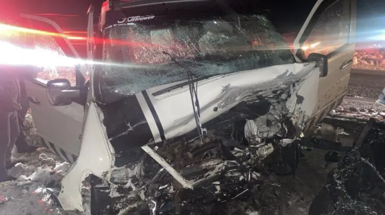FOTO Accident grav la Sîngerei. O depășire necorespunzătoare a trimis trei persoane la spital