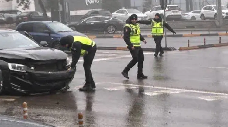 FOTO O Tesla și un Volvo s-au lovit violent în Capitală. Polițiștii, la fața locului