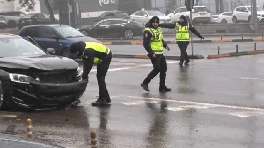 FOTO O Tesla și un Volvo s-au lovit violent în Capitală. Polițiștii, la fața locului