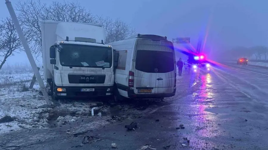 FOTO, VIDEO Un MAN și un microbuz cu pasageri s-au lovit violent la Rîșcani. O persoană, rănită