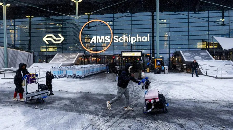 Olanda: Peste 800 de zboruri anulate din cauza zăpezii. 1.000 de oameni blocați pe aeroportul Schiphol