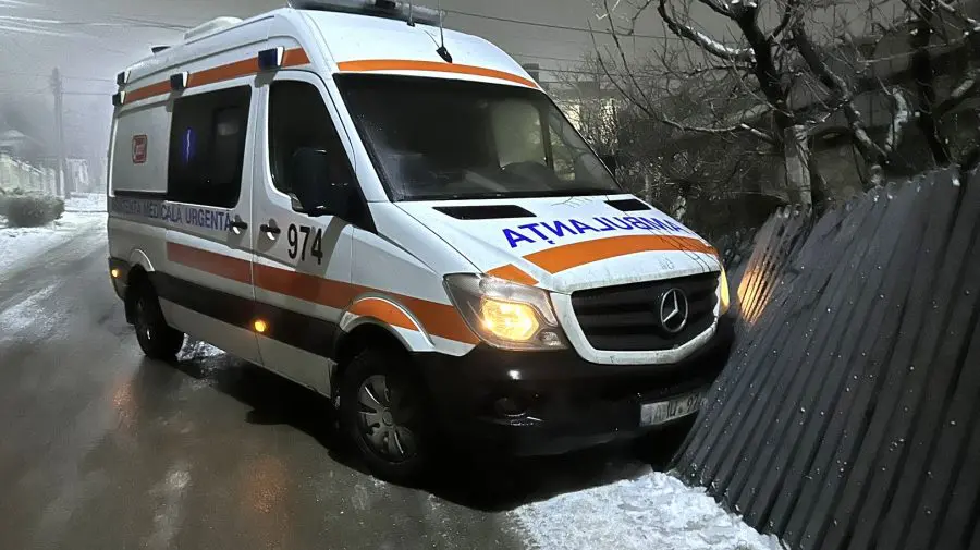 10 ambulanțe, blocate duminică din cauza gheții. Dintre ele, 5 transportau pacienți
