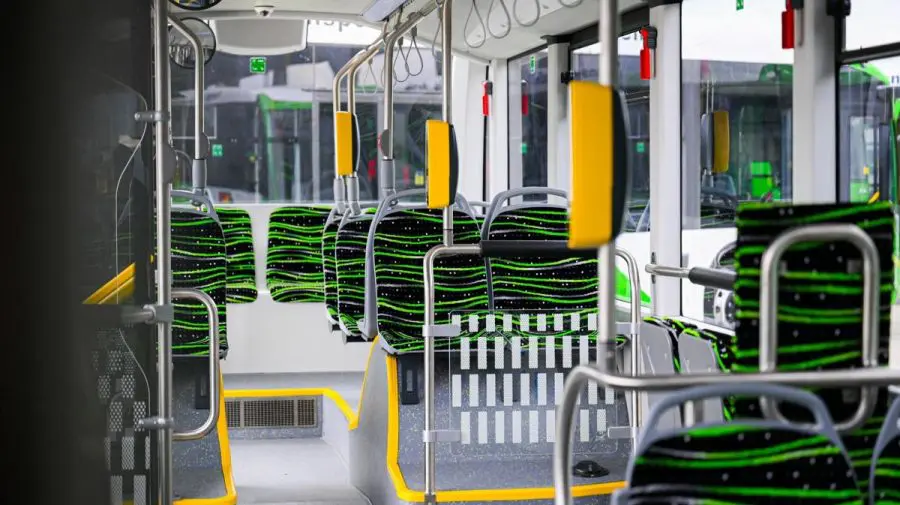 Un bărbat mort a zăcut în autobuzul plin până la ultima. Nimeni nu anunța șoferul, pentru că nu era alt transport