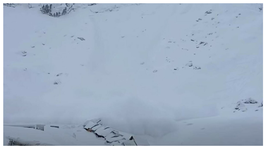 VIDEO Doi schiori au declanșat accidental o avalanșă în Munții Făgăraș